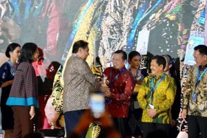 Penjabat (Pj.) Gubernur Provinsi Sumatera Selatan (Sumsel), Elen Setiadi, menerima penghargaan Rookie of The Year 2024 dari Kementerian Koordinator Bidang Perekonomian (Kemenko) Republik Indonesia. (foto : Humas Pemprov Sumsel)