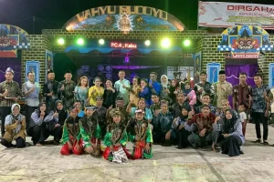 Bakal Calon Bupati dan Calon Wakil Bupati Kabupaten Musi Banyuasin, Hj. Lucianty dan H. Syaparuddin, foto bersama warga, saat menghadiri acara Puncak HUT Kemerdekaan Indonesia di Desa Berlian Makmur Kecamatan Sungai Lilin, Hari Sabtu malam, tanggal 31 Agustus 2024. (foto : Edi Triono)