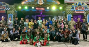 Bakal Calon Bupati dan Calon Wakil Bupati Kabupaten Musi Banyuasin, Hj. Lucianty dan H. Syaparuddin, foto bersama warga, saat menghadiri acara Puncak HUT Kemerdekaan Indonesia di Desa Berlian Makmur Kecamatan Sungai Lilin, Hari Sabtu malam, tanggal 31 Agustus 2024. (foto : Edi Triono)