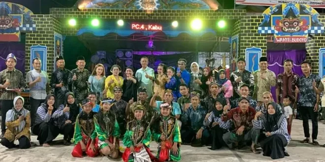 Bakal Calon Bupati dan Calon Wakil Bupati Kabupaten Musi Banyuasin, Hj. Lucianty dan H. Syaparuddin, foto bersama warga, saat menghadiri acara Puncak HUT Kemerdekaan Indonesia di Desa Berlian Makmur Kecamatan Sungai Lilin, Hari Sabtu malam, tanggal 31 Agustus 2024. (foto : Edi Triono)