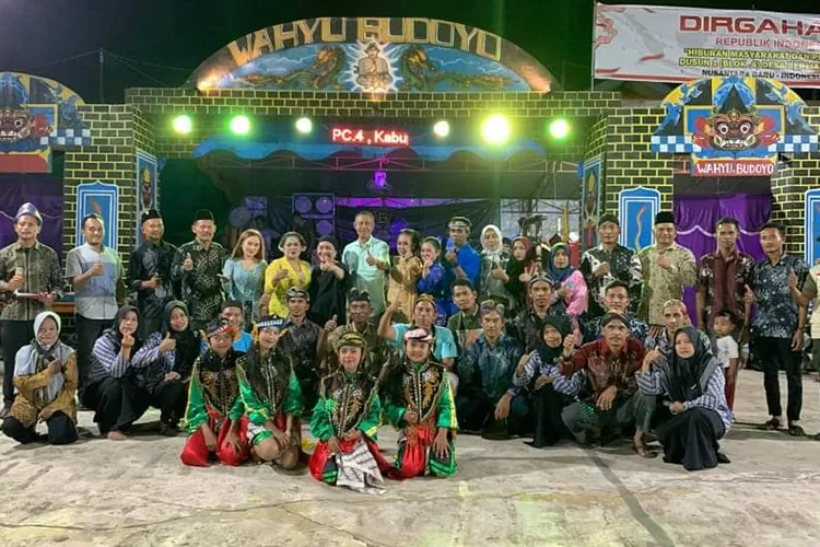 Bakal Calon Bupati dan Calon Wakil Bupati Kabupaten Musi Banyuasin, Hj. Lucianty dan H. Syaparuddin, foto bersama warga, saat menghadiri acara Puncak HUT Kemerdekaan Indonesia di Desa Berlian Makmur Kecamatan Sungai Lilin, Hari Sabtu malam, tanggal 31 Agustus 2024. (foto : Edi Triono)