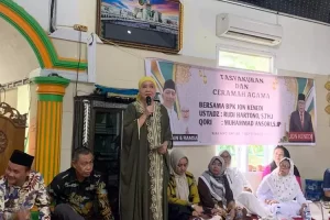Bakal Calon Bupati Kabupaten Musi Banyuasin, Hj. Lucianty, memberikan kata sambutan pada acara tasyakuran dan ceramah agama dalam rangka keberangkatan 33 warga Desa Karang Anyar, Kecamatan Lawang Wetan, yang akan melaksanakan Umrah, hari Sabtu tanggal 7 September 2024. (Bekisar Media / Eka Sahputra)