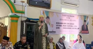 Bakal Calon Bupati Kabupaten Musi Banyuasin, Hj. Lucianty, memberikan kata sambutan pada acara tasyakuran dan ceramah agama dalam rangka keberangkatan 33 warga Desa Karang Anyar, Kecamatan Lawang Wetan, yang akan melaksanakan Umrah, hari Sabtu tanggal 7 September 2024. (Bekisar Media / Eka Sahputra)