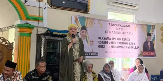 Bakal Calon Bupati Kabupaten Musi Banyuasin, Hj. Lucianty, memberikan kata sambutan pada acara tasyakuran dan ceramah agama dalam rangka keberangkatan 33 warga Desa Karang Anyar, Kecamatan Lawang Wetan, yang akan melaksanakan Umrah, hari Sabtu tanggal 7 September 2024. (Bekisar Media / Eka Sahputra)