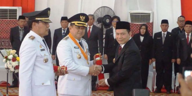 Penjabat (Pj.) Gubernur Provinsi Sumatera Selatan (Sumsel), Elen Setiadi, melantik Pj. Wali Kota Pagar Alam, Nelson Firdaus, dan Pj. Wali Kota Lubuklinggau, Koimuddin, Elman, di Griya Agung, Kota Palembang, pada hari Sabtu, tanggal 21 September 2024. (foto : Humas Pemprov Sumsel)