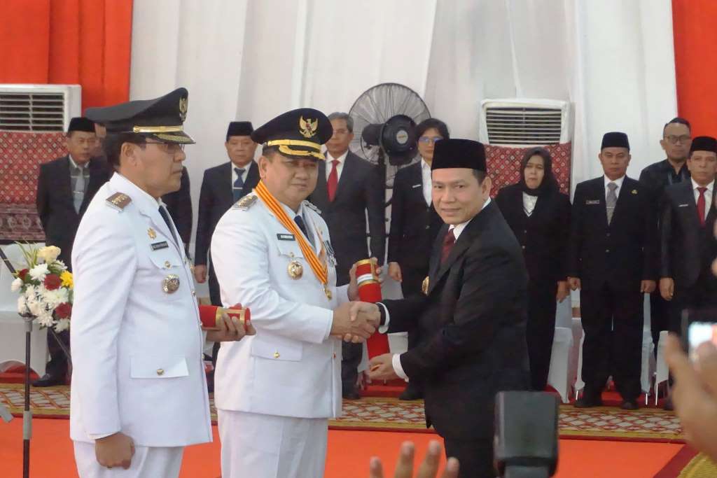 Penjabat (Pj.) Gubernur Provinsi Sumatera Selatan (Sumsel), Elen Setiadi, melantik Pj. Wali Kota Pagar Alam, Nelson Firdaus, dan Pj. Wali Kota Lubuklinggau, Koimuddin, Elman, di Griya Agung, Kota Palembang, pada hari Sabtu, tanggal 21 September 2024. (foto : Humas Pemprov Sumsel)