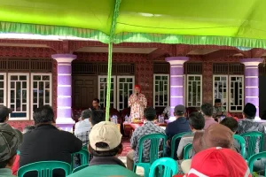 Calon Bupati Kabupaten Muba Nomor Urut 1, Hj. Lucianty, saat bertemu dengan Petani Kelapa Sawit di Desa Bumi Kencana, Kecamatan Sungai Lilin, pada tanggal 26 September 2024. (BekisarMedia/Eka Sahputra)