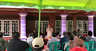 Calon Bupati Kabupaten Muba Nomor Urut 1, Hj. Lucianty, saat bertemu dengan Petani Kelapa Sawit di Desa Bumi Kencana, Kecamatan Sungai Lilin, pada tanggal 26 September 2024. (BekisarMedia/Eka Sahputra)