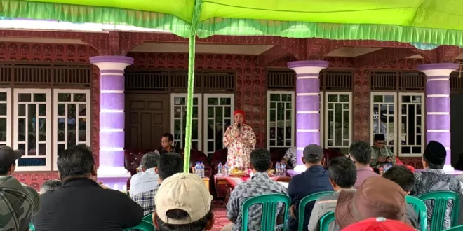 Calon Bupati Kabupaten Muba Nomor Urut 1, Hj. Lucianty, saat bertemu dengan Petani Kelapa Sawit di Desa Bumi Kencana, Kecamatan Sungai Lilin, pada tanggal 26 September 2024. (BekisarMedia/Eka Sahputra)