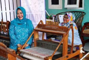 Penjabat (Pj.) Ketua Tim Penggerak (TP) Pemberdayaan Kesejahteraan Keluarga (PKK) Provinsi Sumatera Selatan (Sumsel), Melza Elen Setiadi, melakukan Kunjungan Kerja (Kunker) dalam rangka pembinaan 10 program pokok PKK di Kota Prabumulih. (foto : Humas Pemprov Sumsel)