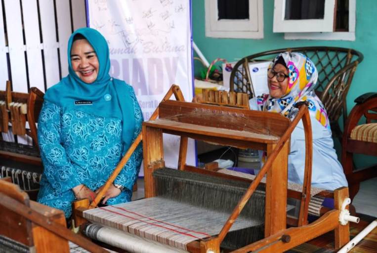 Penjabat (Pj.) Ketua Tim Penggerak (TP) Pemberdayaan Kesejahteraan Keluarga (PKK) Provinsi Sumatera Selatan (Sumsel), Melza Elen Setiadi, melakukan Kunjungan Kerja (Kunker) dalam rangka pembinaan 10 program pokok PKK di Kota Prabumulih. (foto : Humas Pemprov Sumsel)