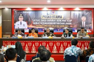 Sekretaris Daerah (Sekda) Provinsi Sumatera Selatan (Sumsel), Edward Candra, memimpin Rapat Koordinasi (Rakor) Pengendalian Kebakaran Hutan dan Lahan (Karhutla) Tahun 2024, bertempat di Aula Kantor Badan Penanggulangan Bencana Daerah (BPBD) Sumsel, pada hari Jum'at tanggal 6 September 2024. (foto : Humas Pemprov Sumsel)