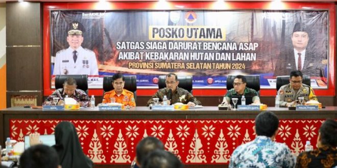 Sekretaris Daerah (Sekda) Provinsi Sumatera Selatan (Sumsel), Edward Candra, memimpin Rapat Koordinasi (Rakor) Pengendalian Kebakaran Hutan dan Lahan (Karhutla) Tahun 2024, bertempat di Aula Kantor Badan Penanggulangan Bencana Daerah (BPBD) Sumsel, pada hari Jum'at tanggal 6 September 2024. (foto : Humas Pemprov Sumsel)