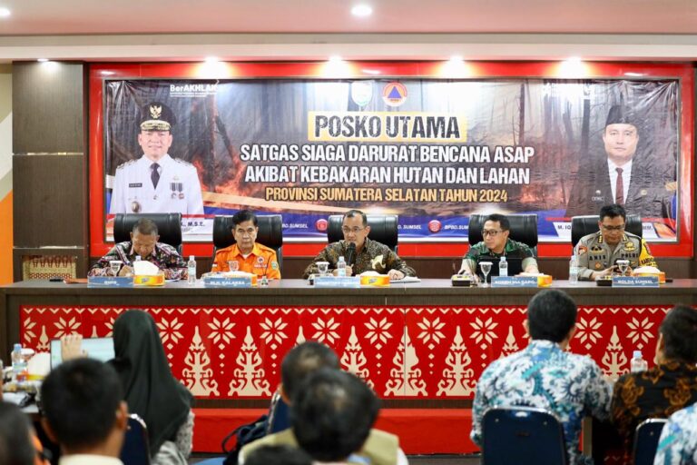 Sekretaris Daerah (Sekda) Provinsi Sumatera Selatan (Sumsel), Edward Candra, memimpin Rapat Koordinasi (Rakor) Pengendalian Kebakaran Hutan dan Lahan (Karhutla) Tahun 2024, bertempat di Aula Kantor Badan Penanggulangan Bencana Daerah (BPBD) Sumsel, pada hari Jum'at tanggal 6 September 2024. (foto : Humas Pemprov Sumsel)
