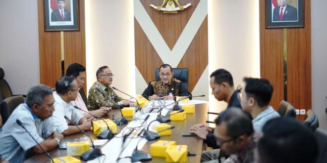 Sekretaris Daerah (Sekda) Provinsi Sumatera Selatan (Sumsel), Edward Candra, memimpin Rapat Pemantapan kegiatan Hari UMKM Nasional tahun 2024 dengan Lembaga Jasa Keuangan di Ruang Rapat Bina Praja, pada hari Jum'at tanggal 30 Agustus 2024. (foto ; Humas Pemprov Sumsel)