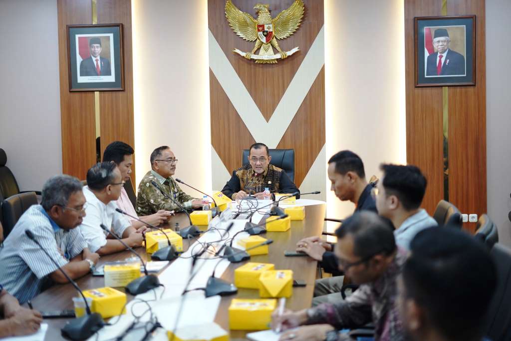 Sekretaris Daerah (Sekda) Provinsi Sumatera Selatan (Sumsel), Edward Candra, memimpin Rapat Pemantapan kegiatan Hari UMKM Nasional tahun 2024 dengan Lembaga Jasa Keuangan di Ruang Rapat Bina Praja, pada hari Jum'at tanggal 30 Agustus 2024. (foto ; Humas Pemprov Sumsel)