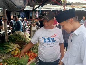 Calon Wali Kota dan Calon Wakil Wali Kota Palembang, Yudha Pratomo Mahyuddin dan Baharuddin, blusukan di Pasar Plaju dan berdialog bersama pedagang serta masyarakat, hari Kamis tanggal 26 September 2024. (BekisarMedia/Hairudin)