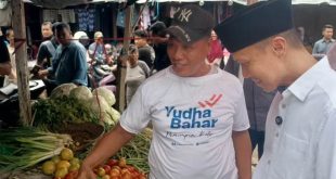 Calon Wali Kota dan Calon Wakil Wali Kota Palembang, Yudha Pratomo Mahyuddin dan Baharuddin, blusukan di Pasar Plaju dan berdialog bersama pedagang serta masyarakat, hari Kamis tanggal 26 September 2024. (BekisarMedia/Hairudin)