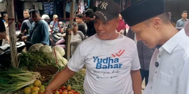 Calon Wali Kota dan Calon Wakil Wali Kota Palembang, Yudha Pratomo Mahyuddin dan Baharuddin, blusukan di Pasar Plaju dan berdialog bersama pedagang serta masyarakat, hari Kamis tanggal 26 September 2024. (BekisarMedia/Hairudin)