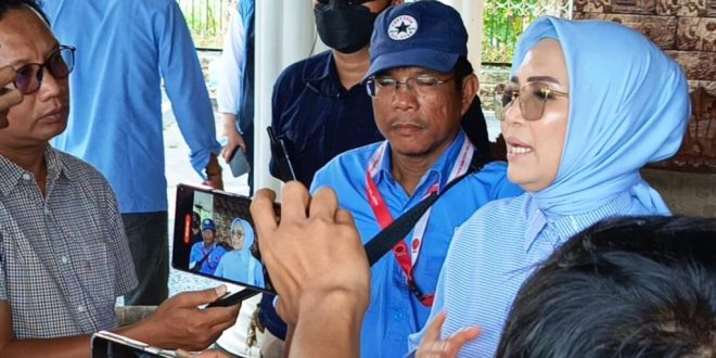 Calon Wakil Gubernur Provinsi Sumatera Selatan Periode 2025-2030 Nomor Urut 3, R.A. Anita Noeringhati, memberikan keterangan kepada wartawan terkait dengan program sekolah gratis dan berobat gratis, hari Senin, tanggal 14 Oktober 2024. (BekisarMedia.id/Angga)