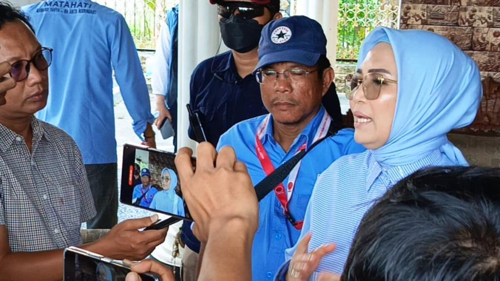 Calon Wakil Gubernur Provinsi Sumatera Selatan Periode 2025-2030 Nomor Urut 3, R.A. Anita Noeringhati, memberikan keterangan kepada wartawan terkait dengan program sekolah gratis dan berobat gratis, hari Senin, tanggal 14 Oktober 2024. (BekisarMedia.id/Angga)
