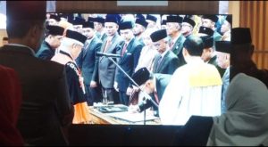 Para Anggota DPRD Sumsel terpilih, membacakan Sumpah atau Janji dalam Rapat Paripurna Masa Persidangan Pertama Tahun 2024-2025, di Ruang Rapat Paripurna DPRD Sumsel, Jalan POM IX, Kota Palembang, pada hari Selasa, tanggal 24 September 2024. (foto : Humas DPRD Sumsel)