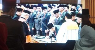 Para Anggota DPRD Sumsel terpilih, membacakan Sumpah atau Janji dalam Rapat Paripurna Masa Persidangan Pertama Tahun 2024-2025, di Ruang Rapat Paripurna DPRD Sumsel, Jalan POM IX, Kota Palembang, pada hari Selasa, tanggal 24 September 2024. (foto : Humas DPRD Sumsel)