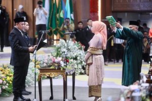 Dwi Septaria Diambil Sumpah dan Janji Sebagai Anggota Dewan Perwakilan Rakyat Daerah Provinsi Sumatera Selatan pada Rapat Paripurna yang digelar tanggal 14 Oktober 2024 di Ruang Rapat Paripurna Dewan Perwakilan Rakyat Daerah Provinsi Sumatera Selatan. (foto : Humas DPRD Sumsel)