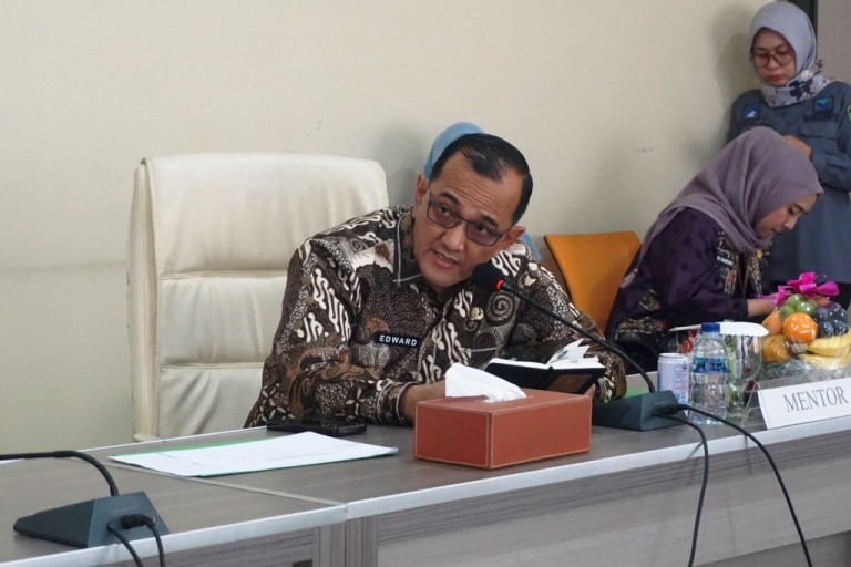 Sekretaris Daerah (Sekda) Provinsi Sumatera Selatan (Sumsel), Edward Candra, menjadi mentor pada seminar Rancangan Proyek Perubahan Pelatihan Kepemimpinan Nasional (PKN) Tingkat II Angkatan XXXVII Tahun 2024, di Badan Pengembangan Sumber Daya Manusia Daerah (BPSDMD) Sumsel, pada hari Jum'at, tanggal 11 Oktober 2024. (foto : Humas Pemprov Sumsel)