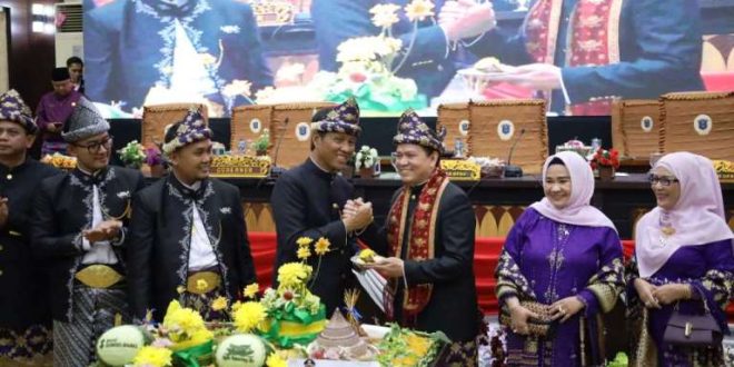 Pj. Gubernur Provinsi Sumatera Selatan, Elen Setiadi, menghadiri Rapat Paripurna Istimewa dalam rangka memperingati Hari Ulang Tahun Kabupaten Ogan Komering Ilir (OKI) ke 79, pada hari Jum'at tanggal 11 Oktober 2024. (foto : Humas Pemprov Sumsel)
