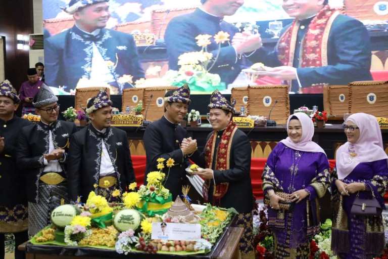 Pj. Gubernur Provinsi Sumatera Selatan, Elen Setiadi, menghadiri Rapat Paripurna Istimewa dalam rangka memperingati Hari Ulang Tahun Kabupaten Ogan Komering Ilir (OKI) ke 79, pada hari Jum'at tanggal 11 Oktober 2024. (foto : Humas Pemprov Sumsel)