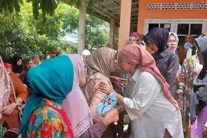 Calon Bupati (Cabup) Kabupaten Musi Banyuasin (Muba), Hj. Lucianty, bersama Calon Wakil Bupati (Cawabup), H. Syaparuddin, melakukan silaturahmi dengan emak-emak Pedagang Pasar di Kecamatan Sekayu. (Edi Triono)