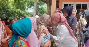Calon Bupati (Cabup) Kabupaten Musi Banyuasin (Muba), Hj. Lucianty, bersama Calon Wakil Bupati (Cawabup), H. Syaparuddin, melakukan silaturahmi dengan emak-emak Pedagang Pasar di Kecamatan Sekayu. (Edi Triono)