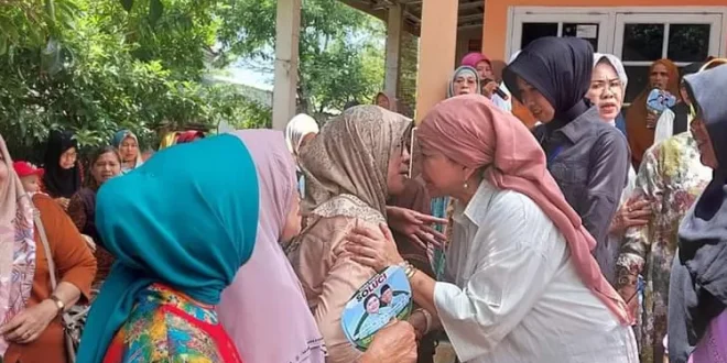 Calon Bupati (Cabup) Kabupaten Musi Banyuasin (Muba), Hj. Lucianty, bersama Calon Wakil Bupati (Cawabup), H. Syaparuddin, melakukan silaturahmi dengan emak-emak Pedagang Pasar di Kecamatan Sekayu. (Edi Triono)