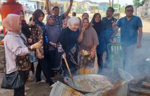 Calon Bupati Kabupaten Musi Banyuasin Nomor Urut 10, Hj. Lucianty, masak bersama emak-emak di Komplek Griya Bumi Lestari, Kelurahan Balai Agung, Kecamatan Sekayu, pada hari Sabtu, tanggal 5 Oktober 2024. (BekisarMedia.id/Eka sahputrA)