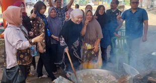 Calon Bupati Kabupaten Musi Banyuasin Nomor Urut 10, Hj. Lucianty, masak bersama emak-emak di Komplek Griya Bumi Lestari, Kelurahan Balai Agung, Kecamatan Sekayu, pada hari Sabtu, tanggal 5 Oktober 2024. (BekisarMedia.id/Eka sahputrA)
