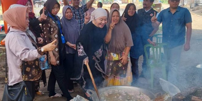Calon Bupati Kabupaten Musi Banyuasin Nomor Urut 10, Hj. Lucianty, masak bersama emak-emak di Komplek Griya Bumi Lestari, Kelurahan Balai Agung, Kecamatan Sekayu, pada hari Sabtu, tanggal 5 Oktober 2024. (BekisarMedia.id/Eka sahputrA)