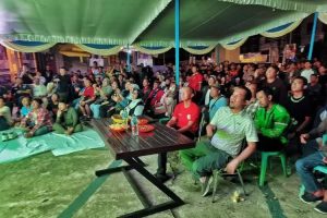 Calon Wali Kota Palembang Nomor Urut 3, Yudha Pratomo Mahyuddin, bersama warga, menyaksikan pertandingan Kualifikasi Piala Dunia tahun 2026 antara Indonesia melawan tuan rumah Bahrain, hari Kamis, tanggal 10 Oktober 2024, di Posko Pemenangan Yudha Pratomo Mahyuddin dan Baharudin, Jalan Angkatan 45 Kota Palembang. (foto : Oyong Hairudin)