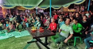 Calon Wali Kota Palembang Nomor Urut 3, Yudha Pratomo Mahyuddin, bersama warga, menyaksikan pertandingan Kualifikasi Piala Dunia tahun 2026 antara Indonesia melawan tuan rumah Bahrain, hari Kamis, tanggal 10 Oktober 2024, di Posko Pemenangan Yudha Pratomo Mahyuddin dan Baharudin, Jalan Angkatan 45 Kota Palembang. (foto : Oyong Hairudin)