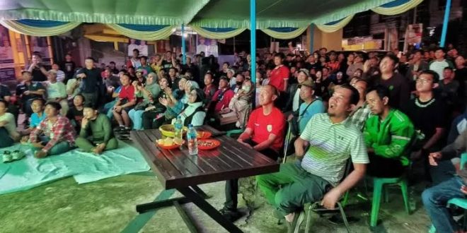 Calon Wali Kota Palembang Nomor Urut 3, Yudha Pratomo Mahyuddin, bersama warga, menyaksikan pertandingan Kualifikasi Piala Dunia tahun 2026 antara Indonesia melawan tuan rumah Bahrain, hari Kamis, tanggal 10 Oktober 2024, di Posko Pemenangan Yudha Pratomo Mahyuddin dan Baharudin, Jalan Angkatan 45 Kota Palembang. (foto : Oyong Hairudin)