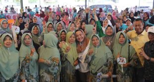Calon Bupati dan Wakil Bupati Kabupaten Musi Banyuasin, Hj. Lucianty dan H. Syaparuddin, foto bersama warga. (foto : Eka Sahputra)
