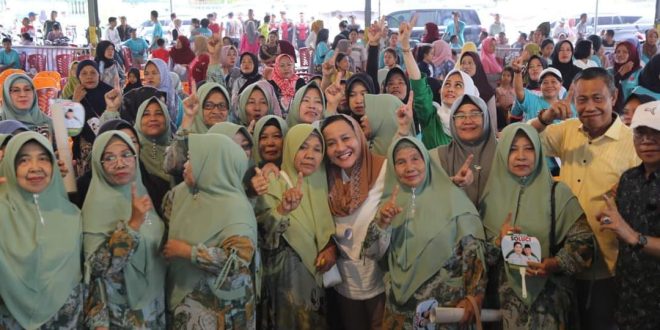 Calon Bupati dan Wakil Bupati Kabupaten Musi Banyuasin, Hj. Lucianty dan H. Syaparuddin, foto bersama warga. (foto : Eka Sahputra)