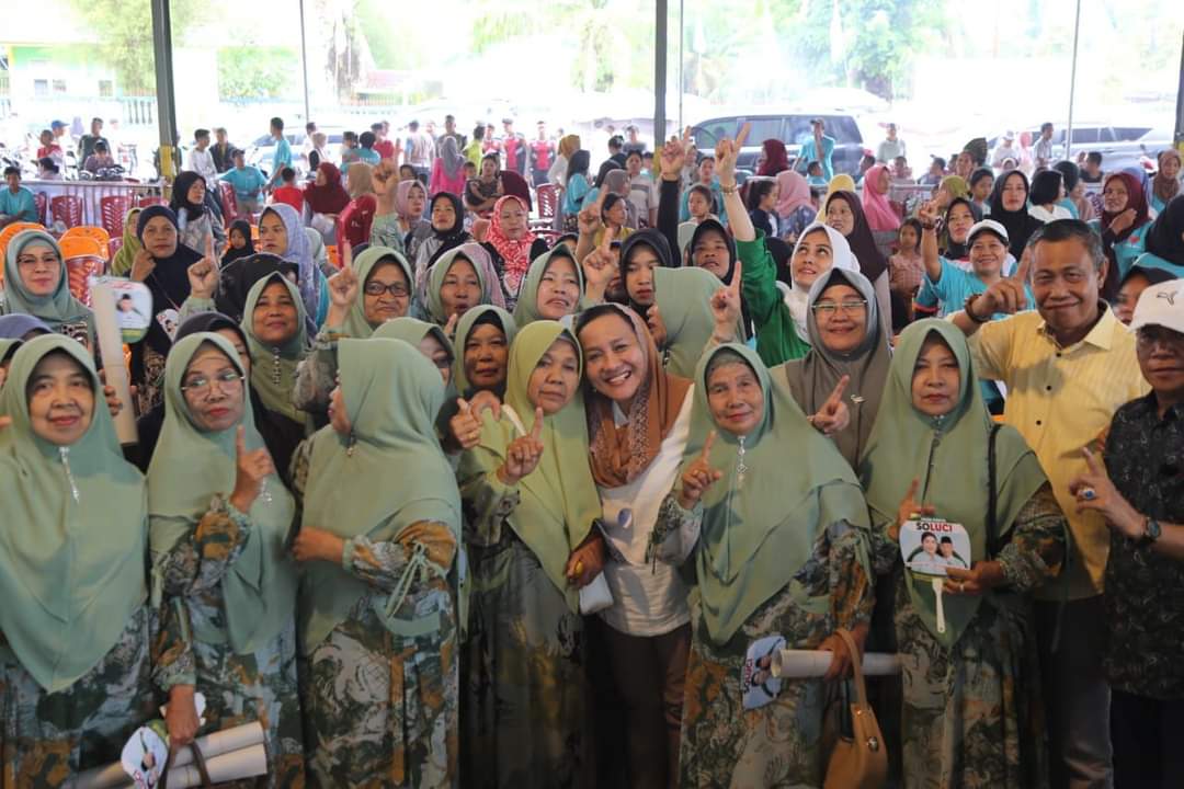 Calon Bupati dan Wakil Bupati Kabupaten Musi Banyuasin, Hj. Lucianty dan H. Syaparuddin, foto bersama warga. (foto : Eka Sahputra)