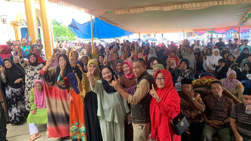 Calon Bupati dan Wakil Bupati Kabupaten Musi Banyuasin Nomor Urut 1, Hj. Lucianty dan H. Syaparuddin, melakukan pertemuan dengan Warga Kecamatan Batang Hari Leko, hari Sabtu, tanggal 12 Oktober 2024. (foto : Eka Sahputra)