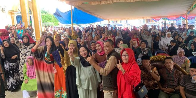 Calon Bupati dan Wakil Bupati Kabupaten Musi Banyuasin Nomor Urut 1, Hj. Lucianty dan H. Syaparuddin, melakukan pertemuan dengan Warga Kecamatan Batang Hari Leko, hari Sabtu, tanggal 12 Oktober 2024. (foto : Eka Sahputra)