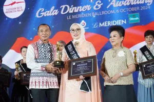 Tokoh Perempuan dari Provinsi Sumatera Selatan (Sumsel) kembali mencatatkan prestasi yang gemilang di pentas nasional. Adalah Yulia Astuti, S.T., M.M., owner dan direktur PT. Kayoemi Brothers, mendapatkan penghargaan pada Man and Women of The Year 2024. (BekisarMedia/dok. Yulia Astuti)