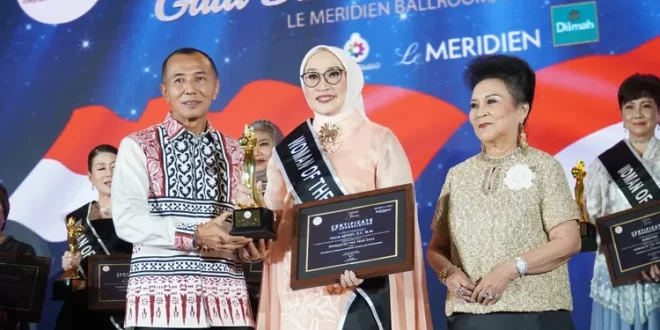 Tokoh Perempuan dari Provinsi Sumatera Selatan (Sumsel) kembali mencatatkan prestasi yang gemilang di pentas nasional. Adalah Yulia Astuti, S.T., M.M., owner dan direktur PT. Kayoemi Brothers, mendapatkan penghargaan pada Man and Women of The Year 2024. (BekisarMedia/dok. Yulia Astuti)