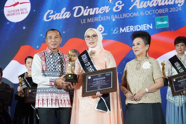 Tokoh Perempuan dari Provinsi Sumatera Selatan (Sumsel) kembali mencatatkan prestasi yang gemilang di pentas nasional. Adalah Yulia Astuti, S.T., M.M., owner dan direktur PT. Kayoemi Brothers, mendapatkan penghargaan pada Man and Women of The Year 2024. (BekisarMedia/dok. Yulia Astuti)