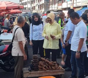 Calon Wakil Gubernur Provinsi Sumatera Selatan, R.A. Anita Noeringhati, berdialog dengan pedangan di Pasar Inpres Kota Lubuklinggau, hari Rabu tanggal 9 Oktober 2024. (foto : SMSI Sumsel)
