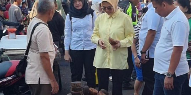 Calon Wakil Gubernur Provinsi Sumatera Selatan, R.A. Anita Noeringhati, berdialog dengan pedangan di Pasar Inpres Kota Lubuklinggau, hari Rabu tanggal 9 Oktober 2024. (foto : SMSI Sumsel)